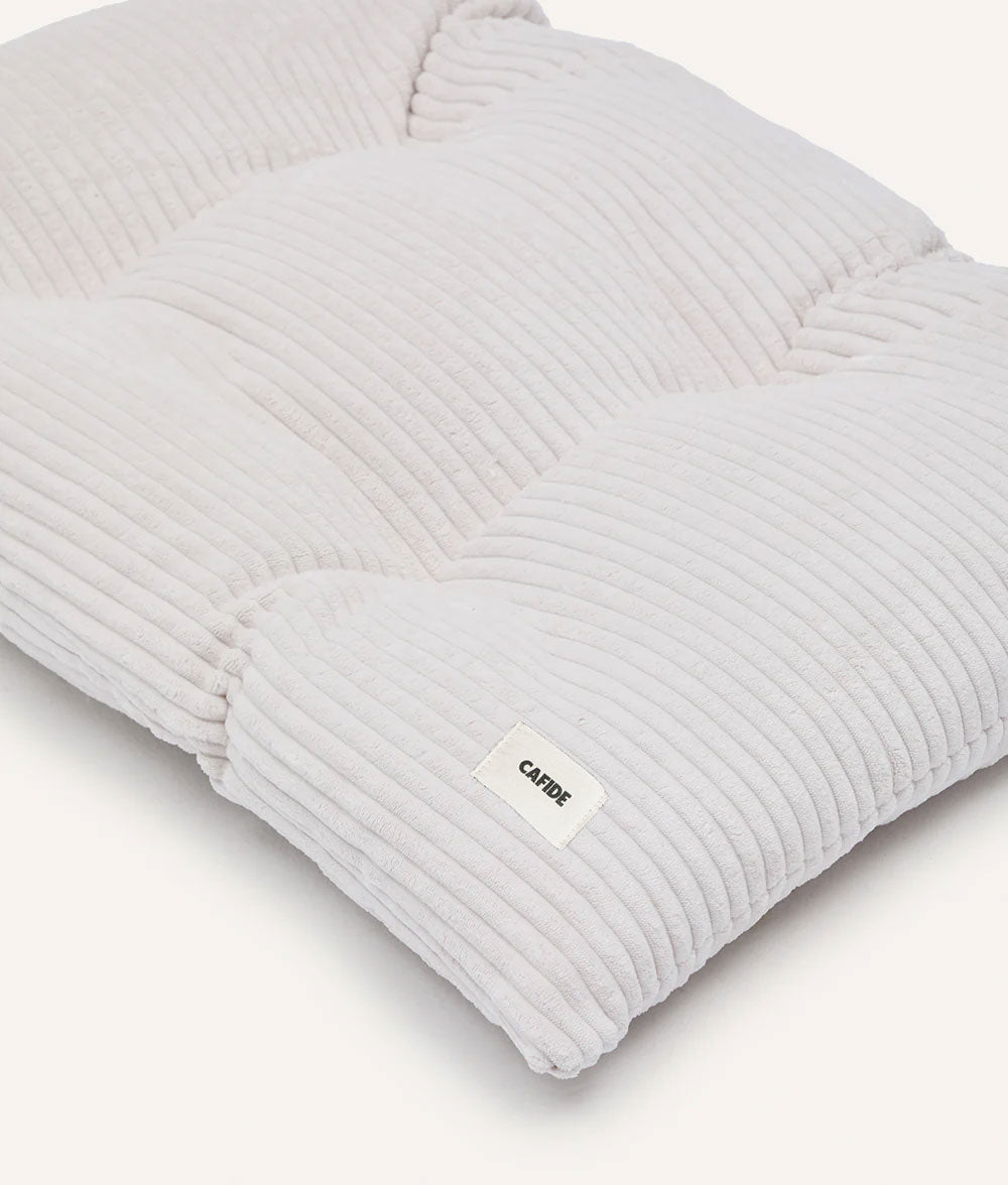 Hundekissen aus knochenweißem Cord, Bela