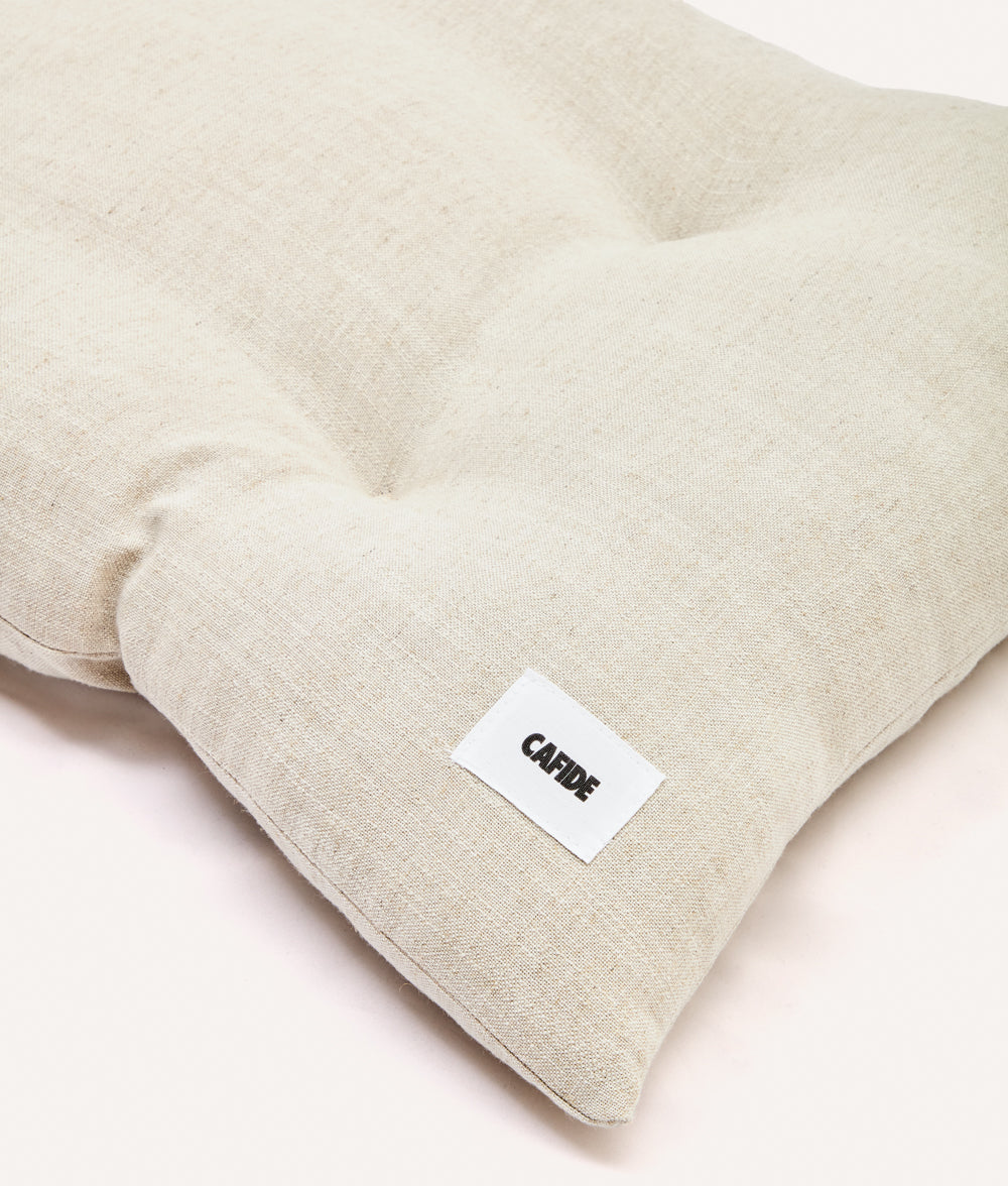 Detalle de la esquina y costuras de cama para perros de lino