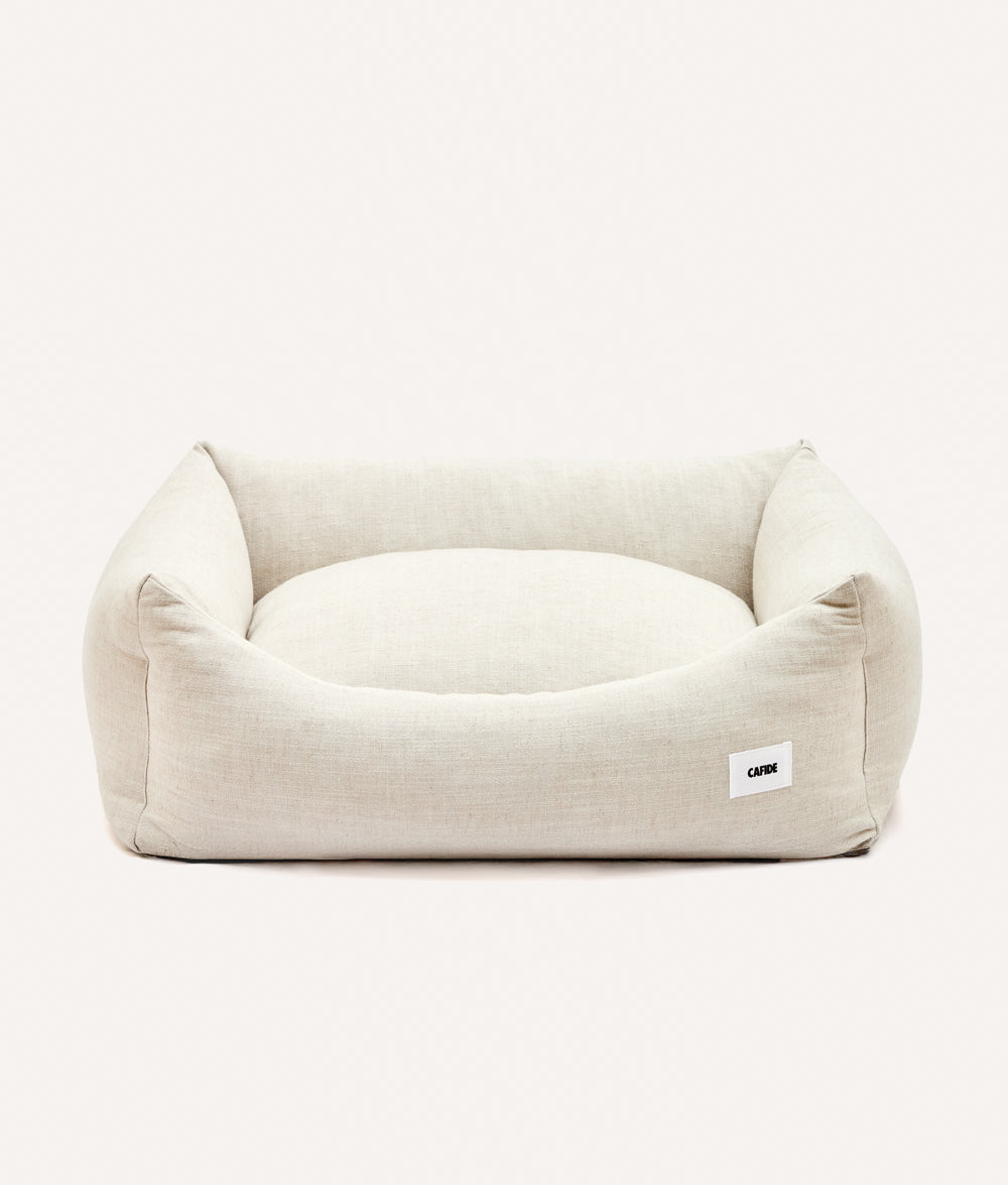 Cama para perro con montaje completo mostrando estructura acolchada