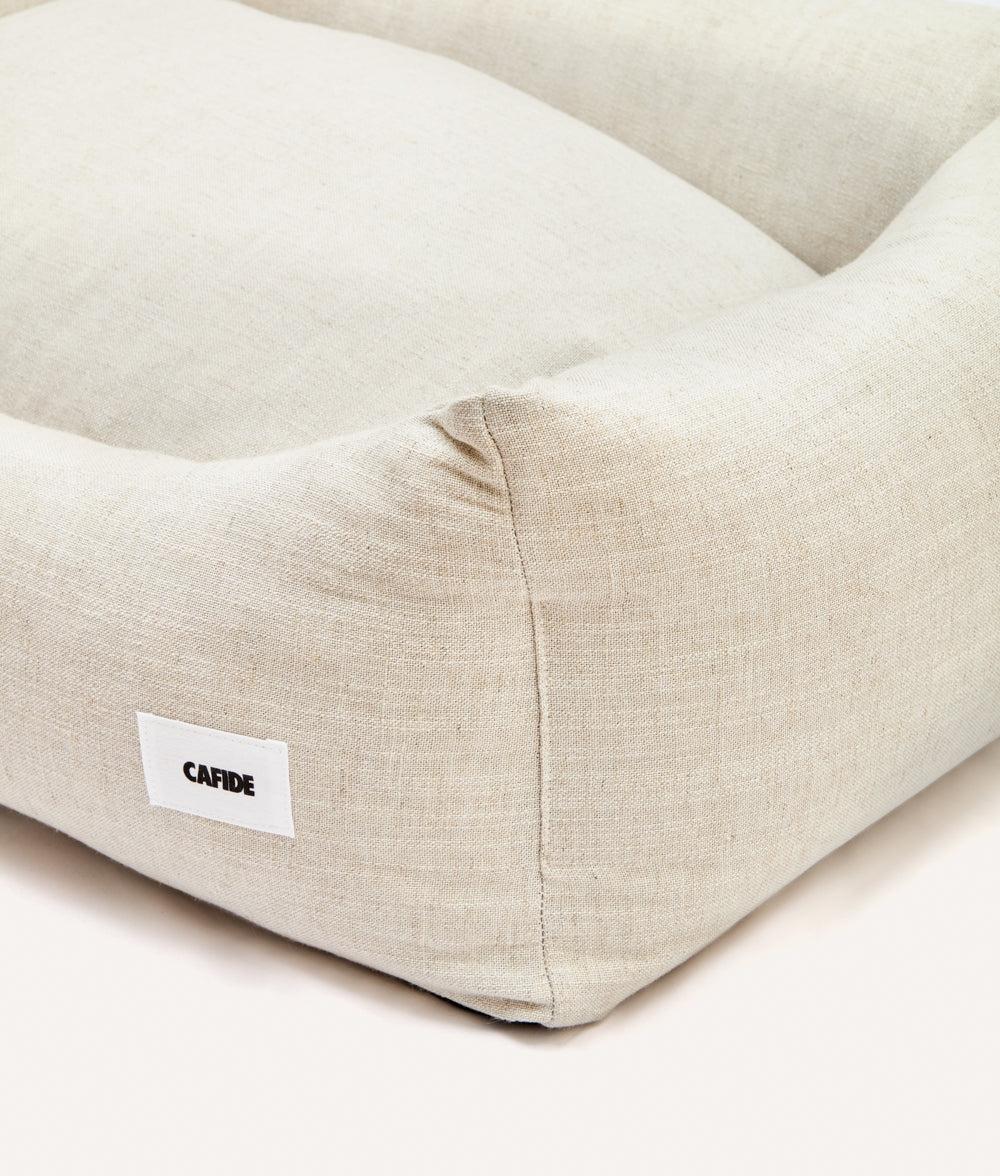 Detalle esquina de la cama para perro mostrando costuras y acabado