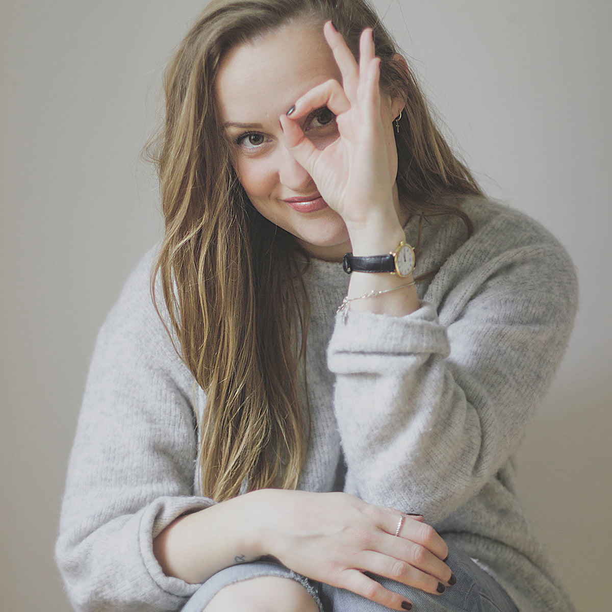 Foto de emma con fondo gris