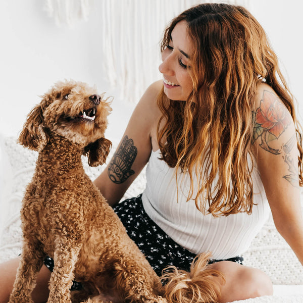 Paula con un caniche toy