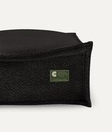 Black Dog Bed, Cuadra