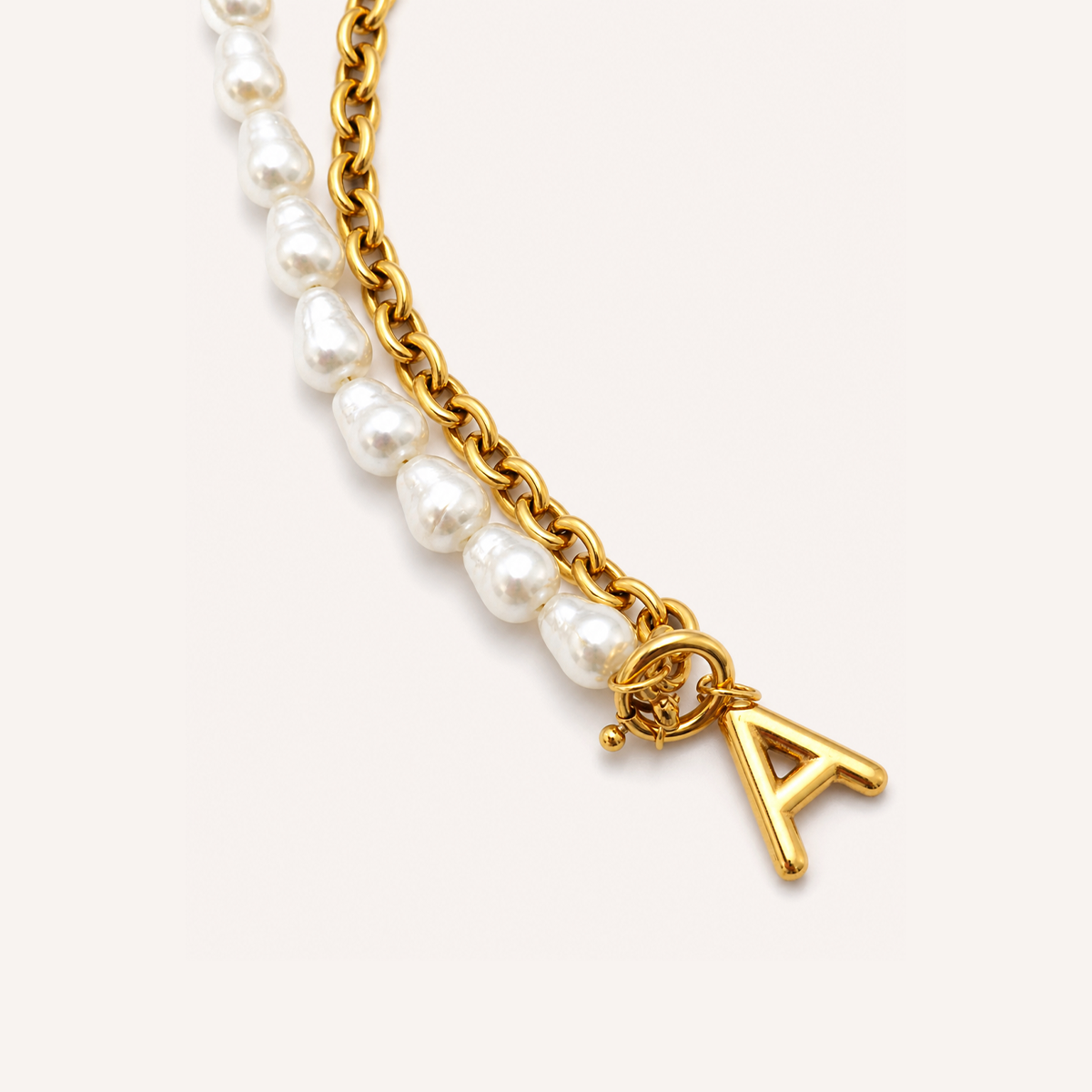 Plano detalle de letra en Collar para Perro Dorado con Perlas