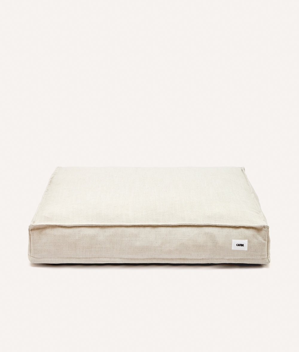 Cama rectangular para perros de lino sobre fondo neutro