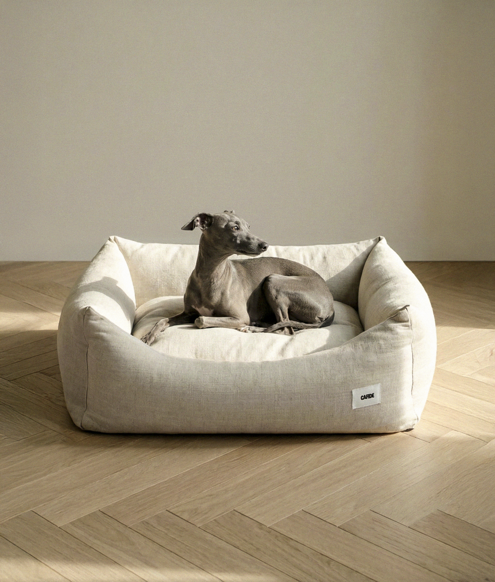 Foto ambiente de cama para perro de lino